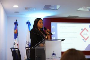 Maria Victoria conversa con representantes de UTECO Encuentro Ciudadano con Presupuesto